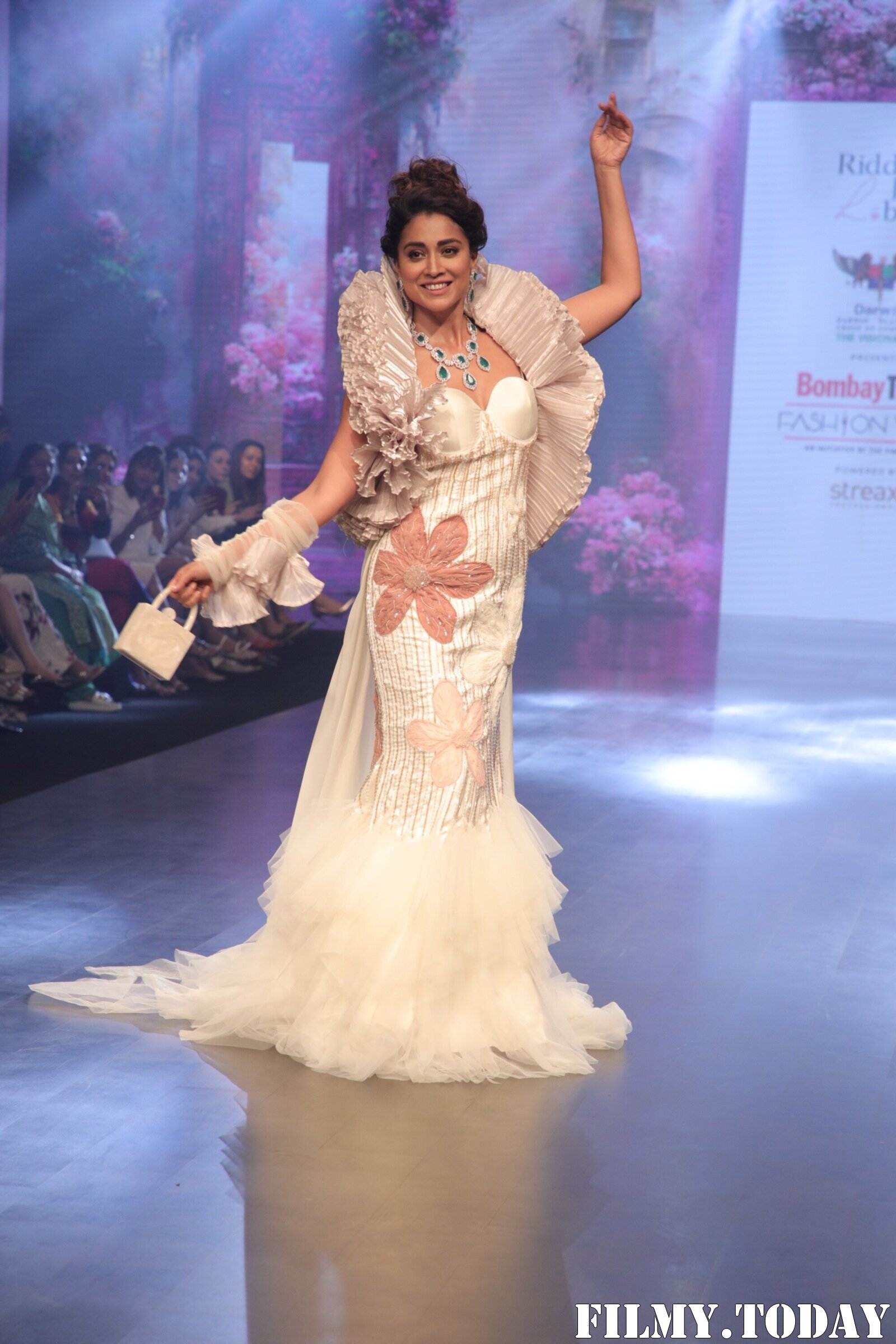 Shriya Saran - Photos: Celebs Ramp Walk At The Bombay Times Fashion Week 2022 | Picture 1892223