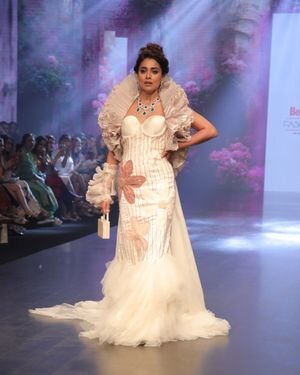 Shriya Saran - Photos: Celebs Ramp Walk At The Bombay Times Fashion Week 2022 | Picture 1892228