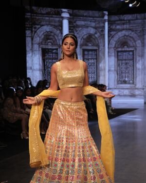 Hina Khan - Photos: Celebs Ramp Walk At The Bombay Times Fashion Week 2022