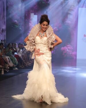 Shriya Saran - Photos: Celebs Ramp Walk At The Bombay Times Fashion Week 2022 | Picture 1892225