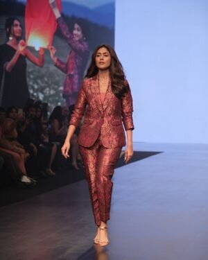 Malaika Arora - Photos: Celebs Ramp Walk At The Bombay Times Fashion Week 2022 | Picture 1892198