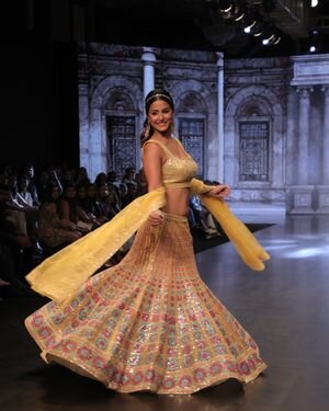 Hina Khan - Photos: Celebs Ramp Walk At The Bombay Times Fashion Week 2022
