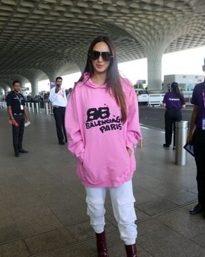 Kiara Advani - Photos: Celebs  Spotted At Airport