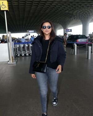 Parineeti Chopra - Photos: Celebs  Spotted At Airport | Picture 1934269