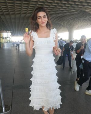 Kriti Sanon - Photos: Celebs  Spotted At Airport | Picture 1935158