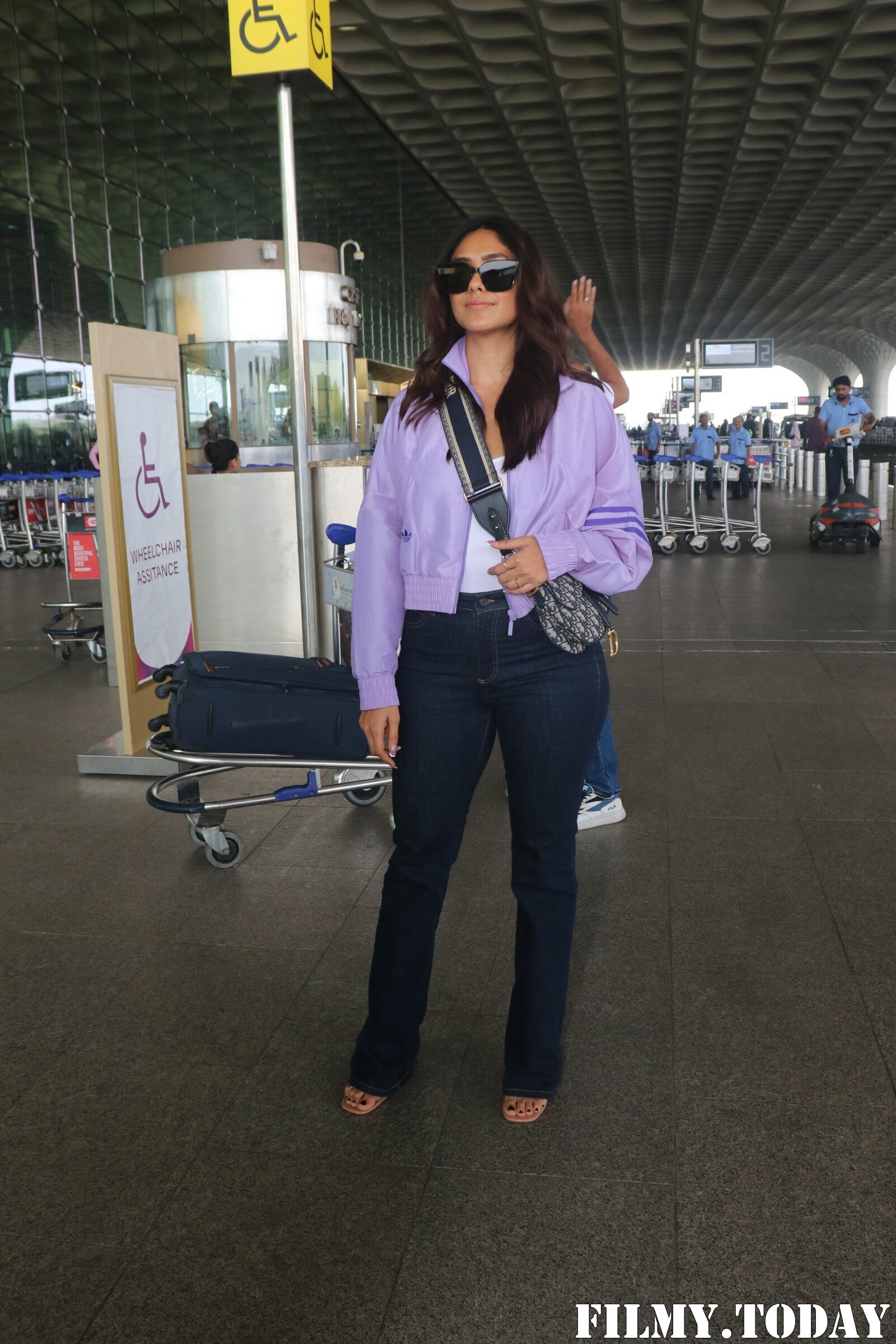 Mrunal Thakur - Photos: Celebs  Spotted At Airport | Picture 1935367
