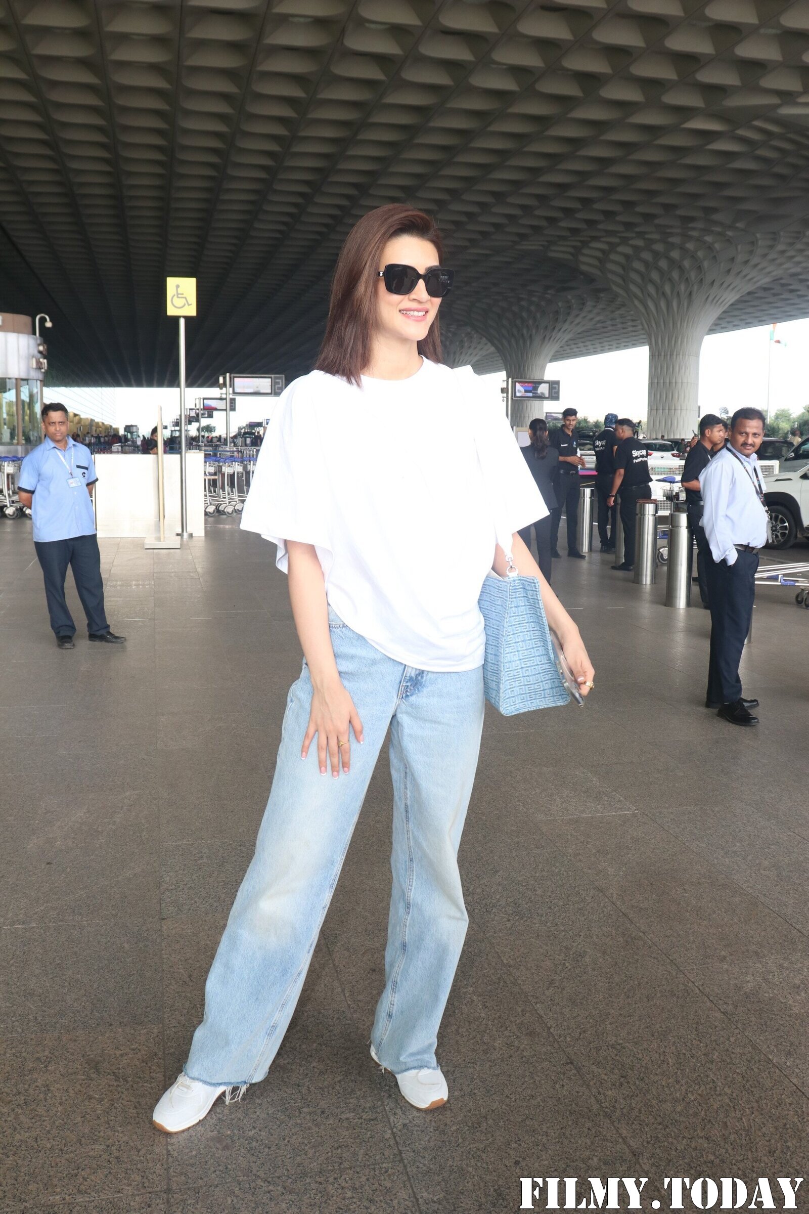 Kriti Sanon - Photos: Celebs  Spotted At Airport | Picture 1935326