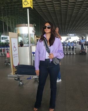 Mrunal Thakur - Photos: Celebs  Spotted At Airport | Picture 1935367