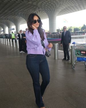 Mrunal Thakur - Photos: Celebs  Spotted At Airport | Picture 1935370