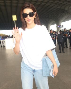 Kriti Sanon - Photos: Celebs  Spotted At Airport | Picture 1935331