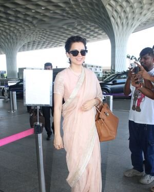 Kangana Ranaut - Photos: Celebs  Spotted At Airport | Picture 1940171