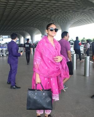Mrunal Thakur - Photos: Celebs  Spotted At Airport | Picture 1941941