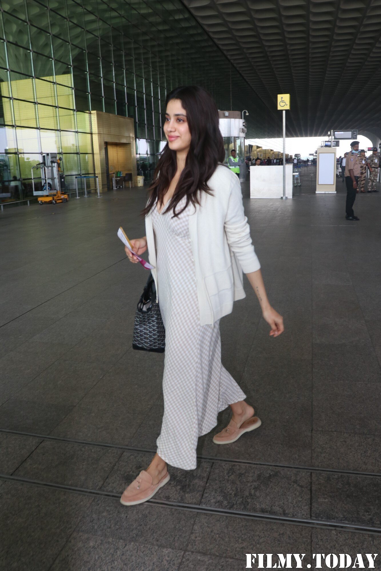 Janhvi Kapoor - Photos: Celebs  Spotted At Airport | Picture 1915415
