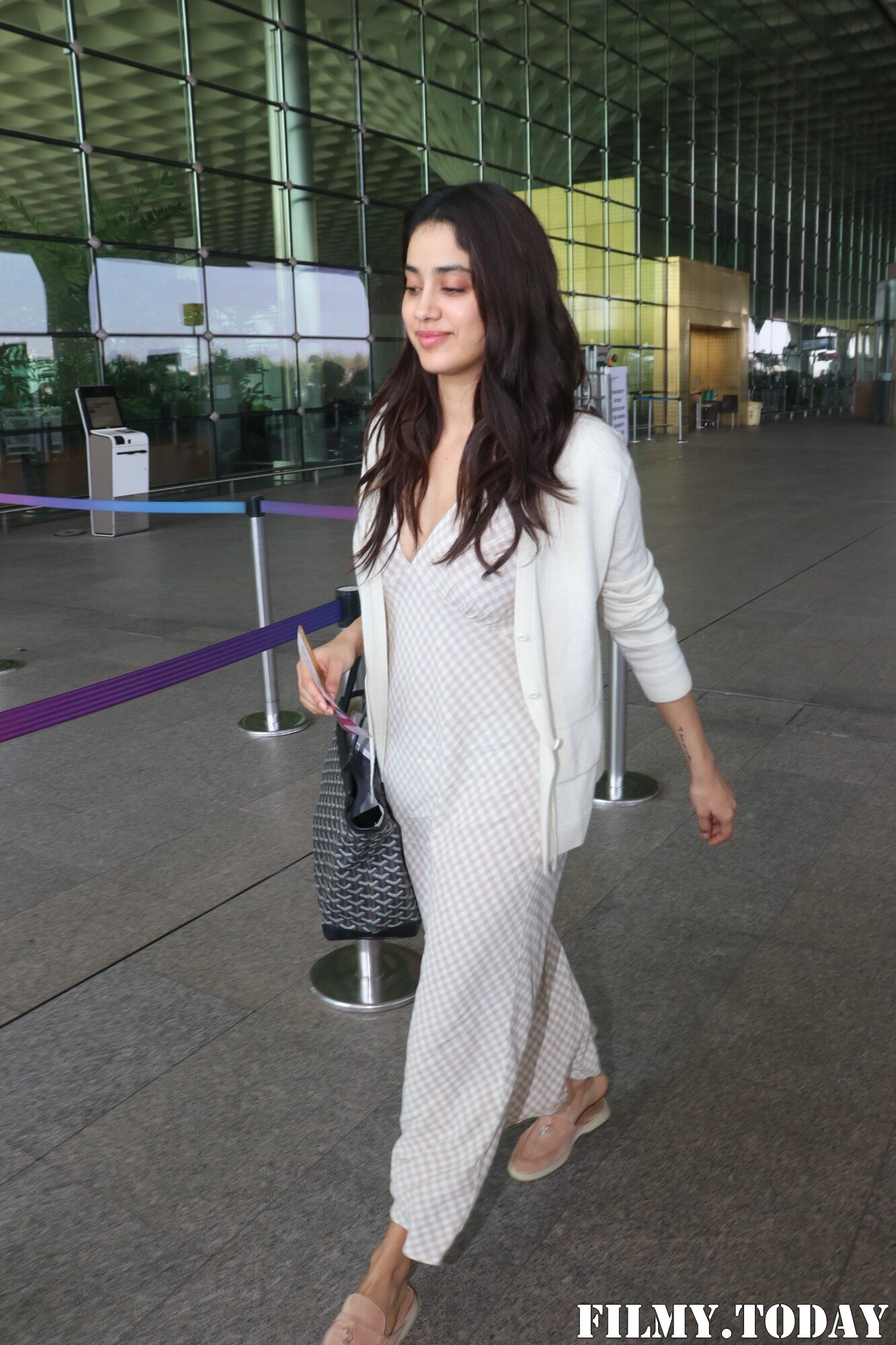 Janhvi Kapoor - Photos: Celebs  Spotted At Airport | Picture 1915417