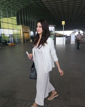Janhvi Kapoor - Photos: Celebs  Spotted At Airport | Picture 1915415