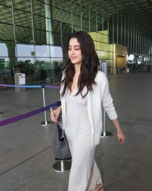 Janhvi Kapoor - Photos: Celebs  Spotted At Airport | Picture 1915417