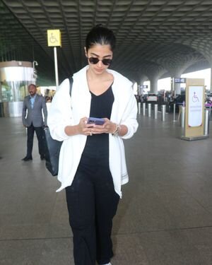 Pooja Hegde - Photos: Celebs  Spotted At Airport | Picture 1915577