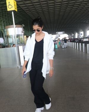Pooja Hegde - Photos: Celebs  Spotted At Airport | Picture 1915576