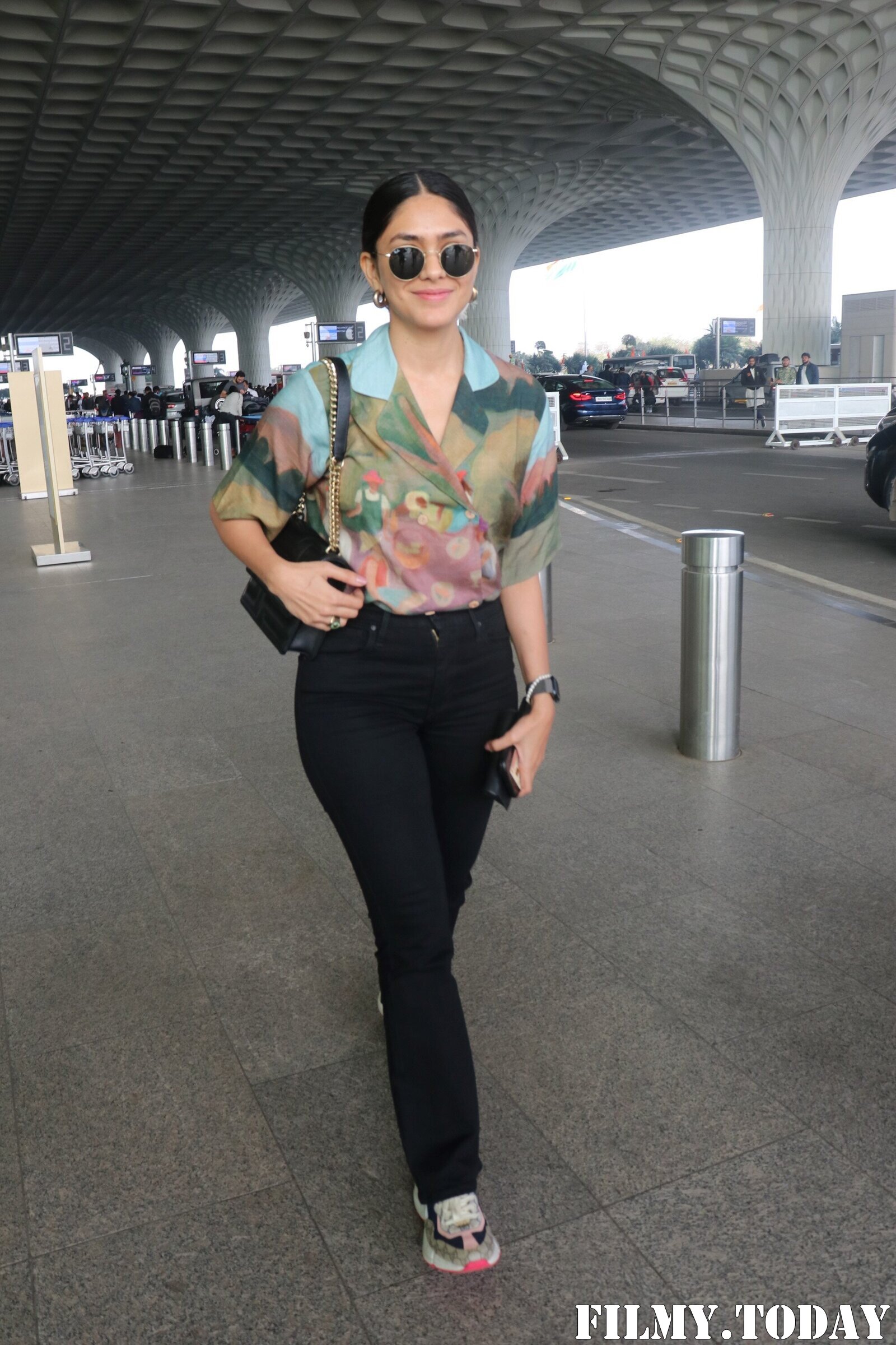 Mrunal Thakur - Photos: Celebs Spotted At Airport | Picture 1909162