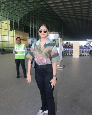 Mrunal Thakur - Photos: Celebs Spotted At Airport | Picture 1909159
