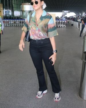 Mrunal Thakur - Photos: Celebs Spotted At Airport | Picture 1909158