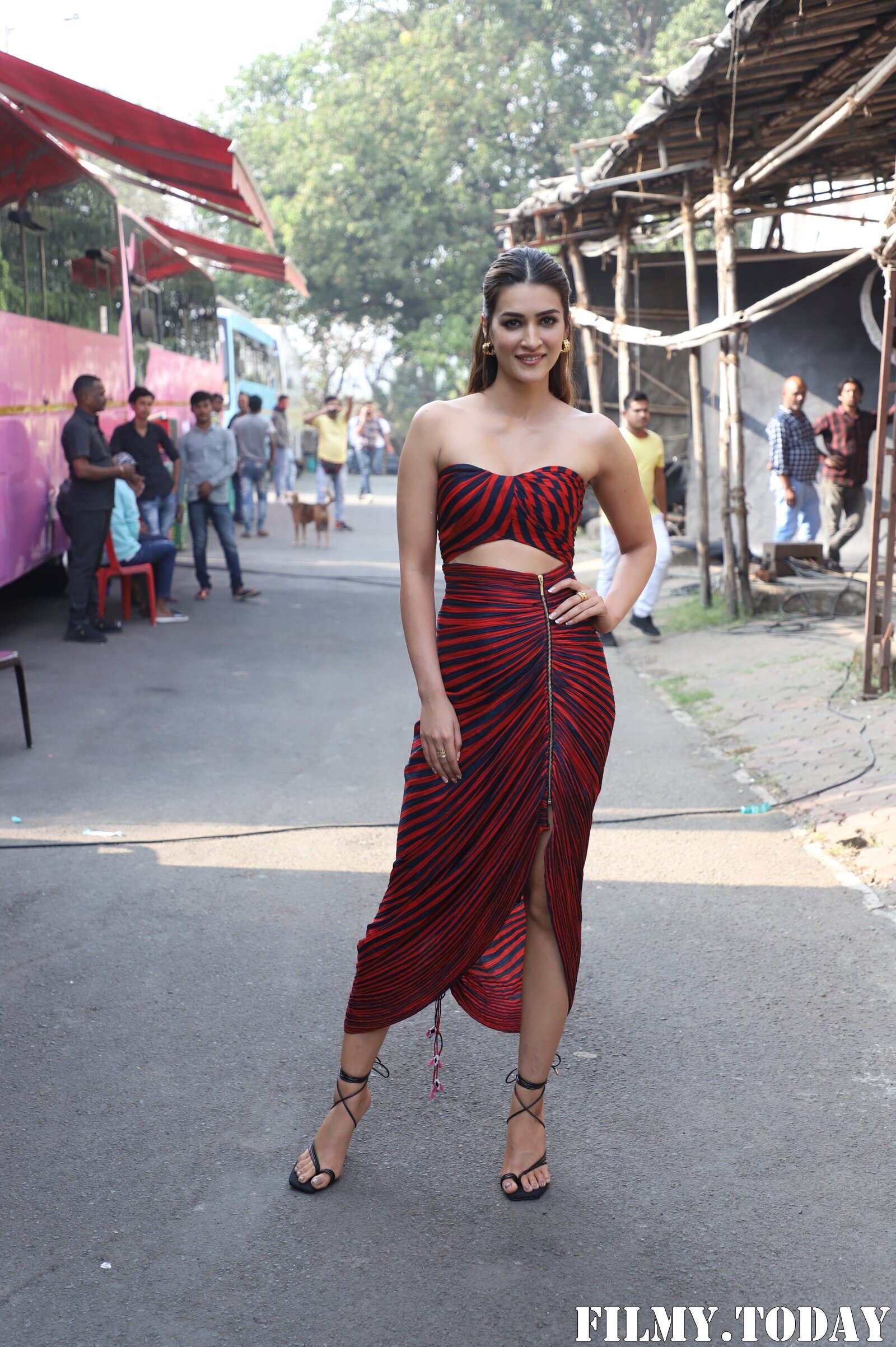 Kriti Sanon - Photos: Celebs Spotted At The Kapil Sharma Show | Picture 1909168