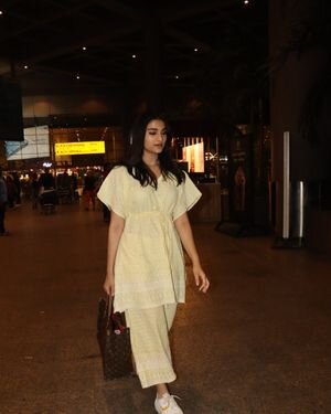 Saiee Manjrekar - Photos: Celebs  Spotted At Airport | Picture 1924353