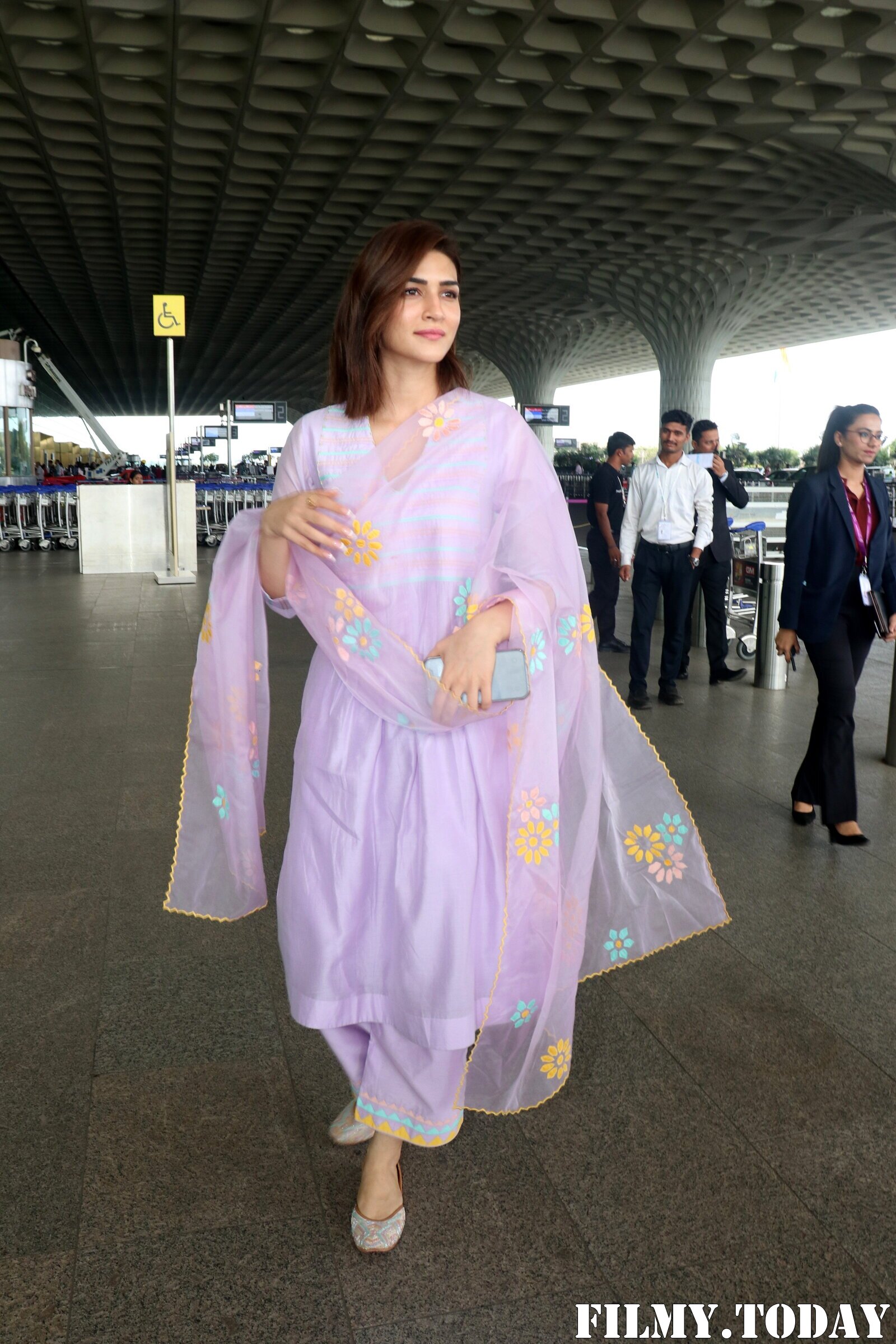 Kriti Sanon - Photos: Celebs  Spotted At Airport | Picture 1935897