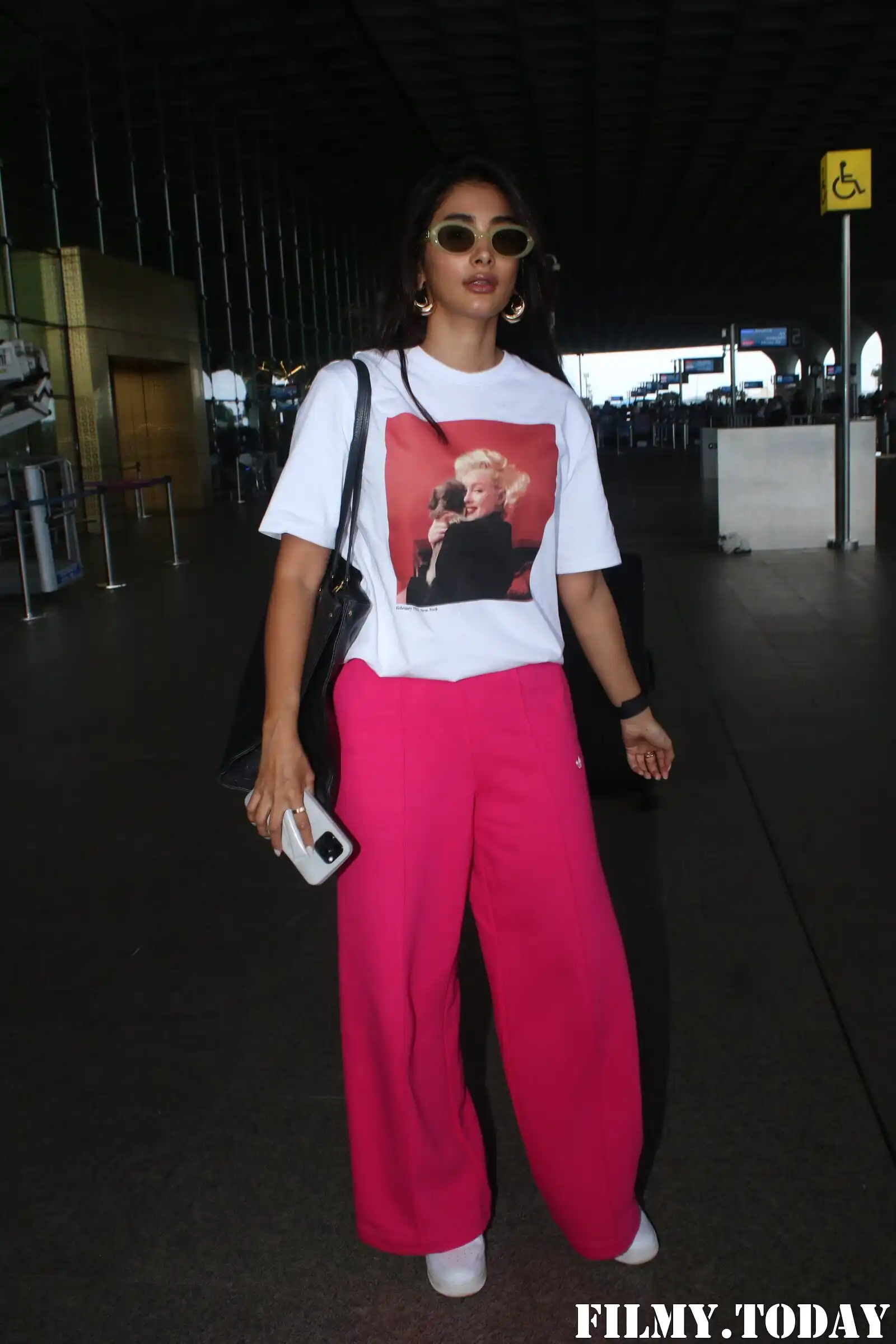 Pooja Hegde - Photos: Celebs Spotted At Airport | Picture 1959054