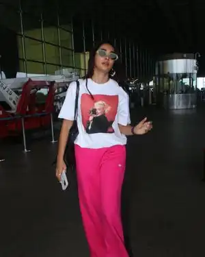 Pooja Hegde - Photos: Celebs Spotted At Airport | Picture 1959056